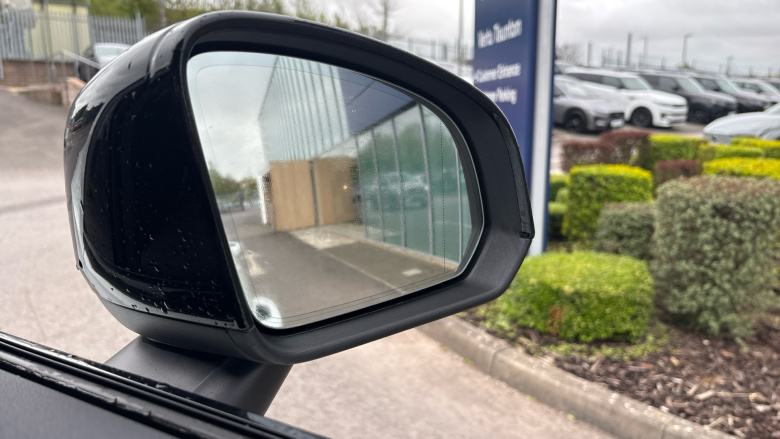 Volvo XC40 2.0 B4P Ultimate Dark 5dr Auto Petrol Estate